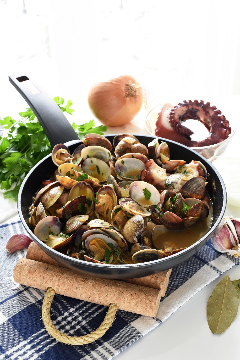 Almejas con pulpo a la sartén