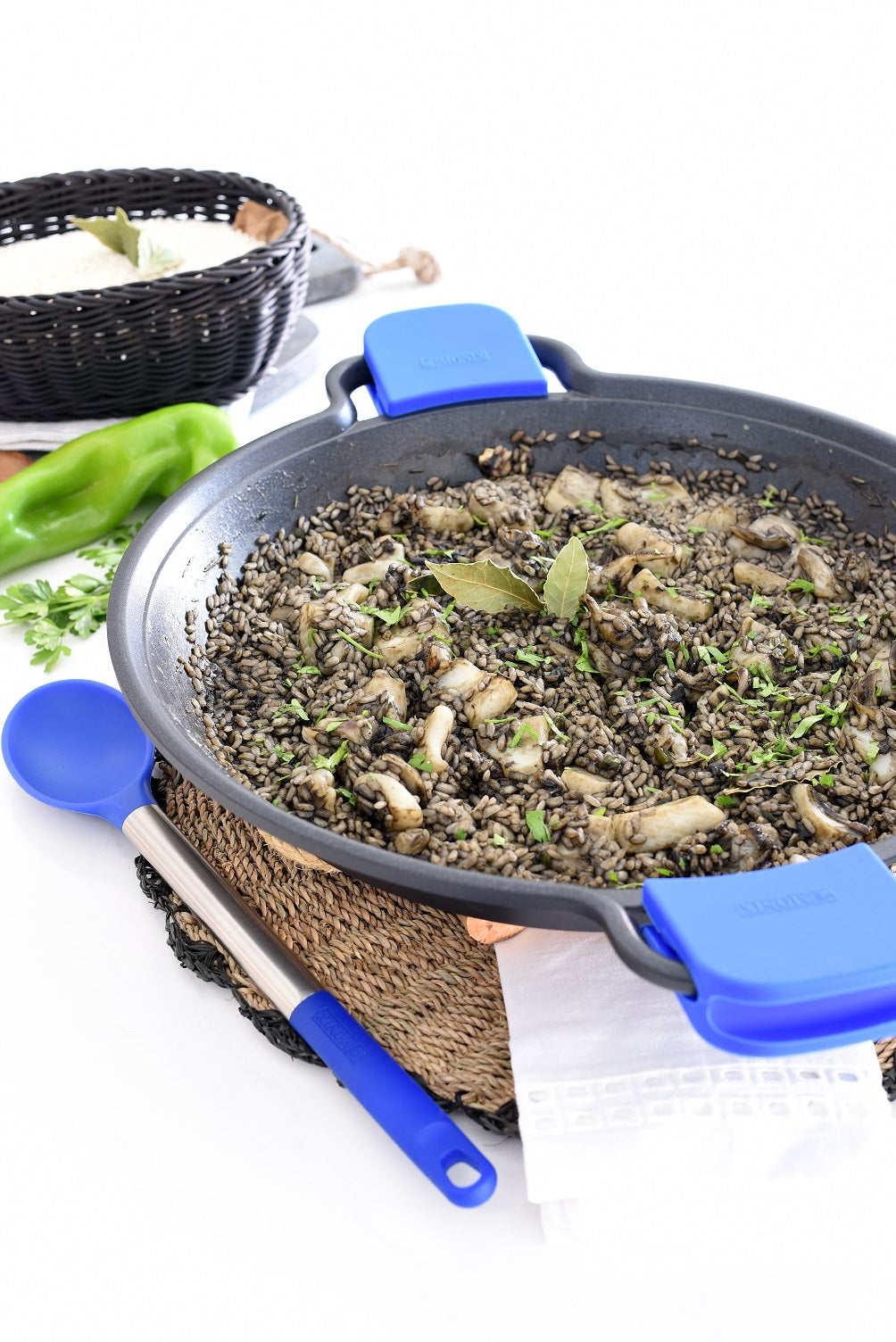 Arroz negro con sepia y mahonesa de ajo