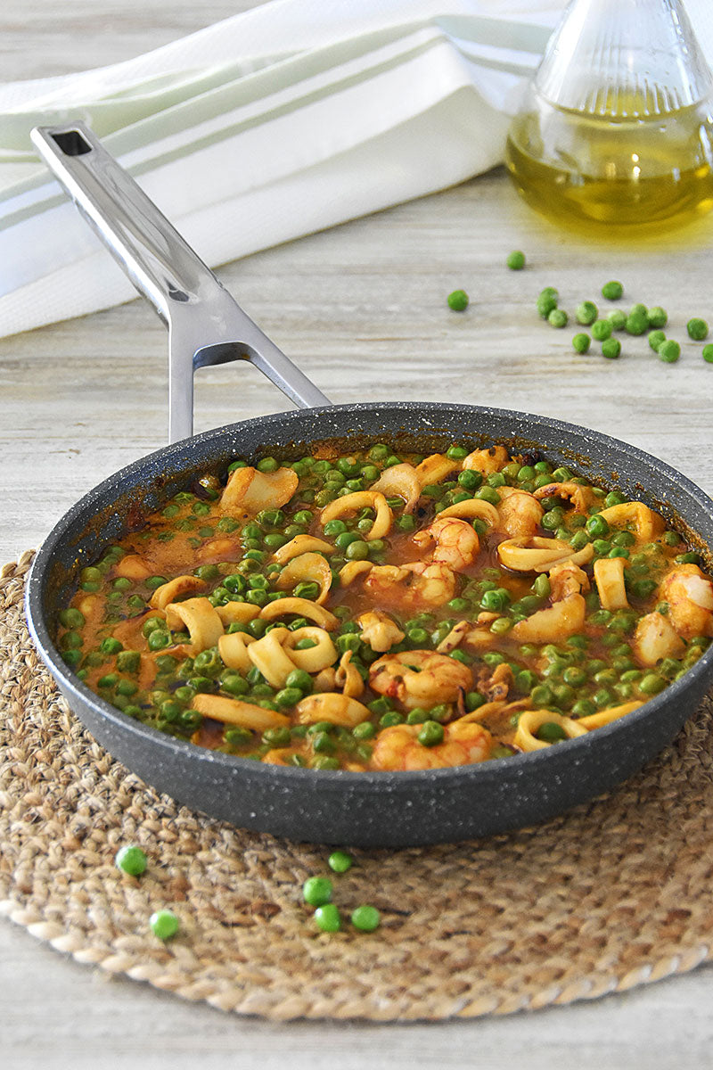 Calamares con guisantes y gambas