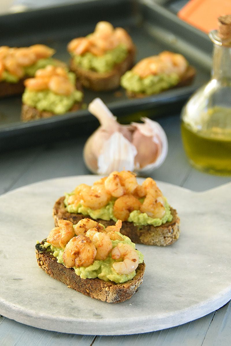 Bruschetta de aguacate y gambas