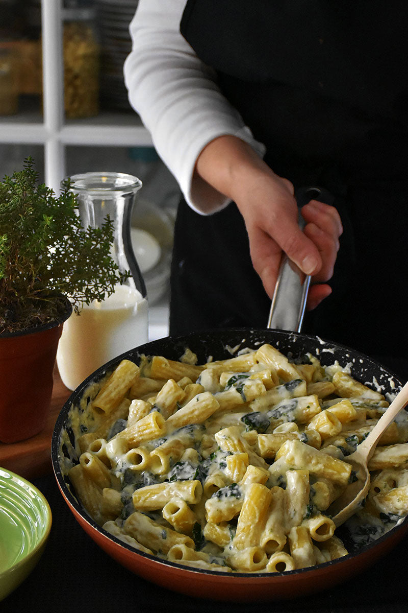 Pasta con salsa de queso y espinacas