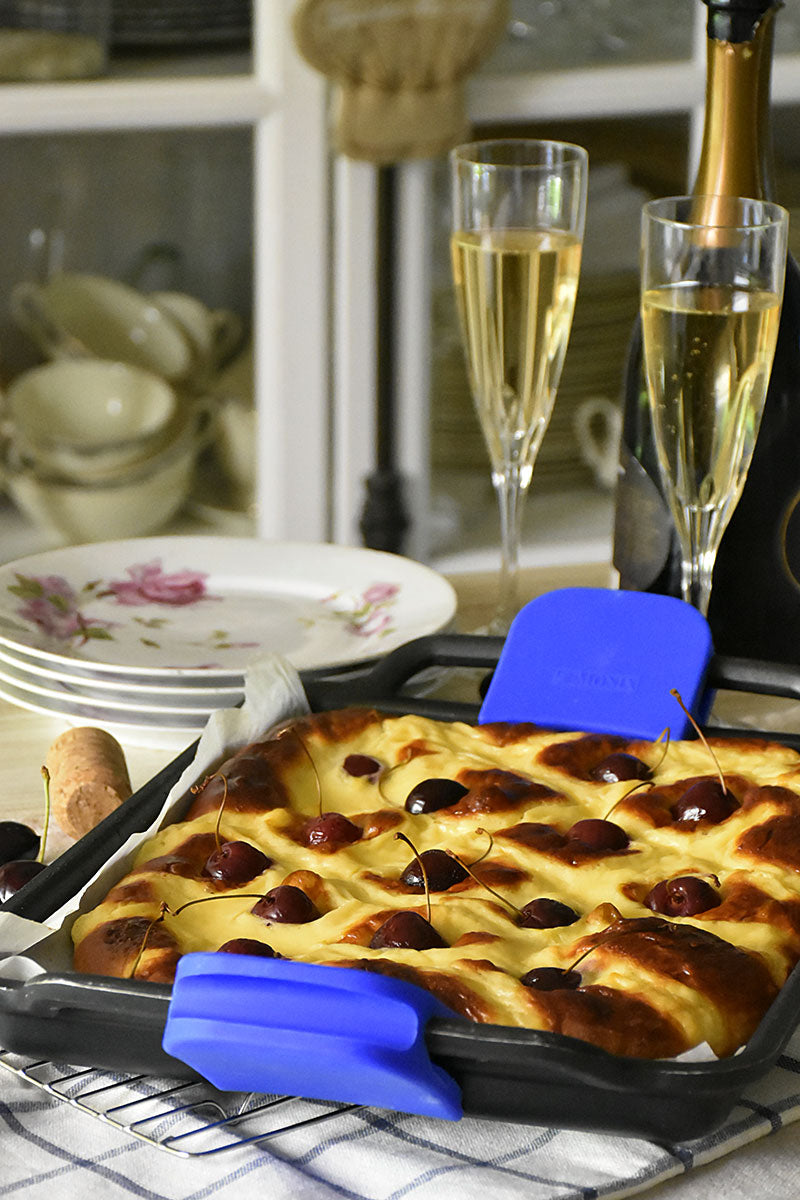 Coca de San Juan de crema y cerezas