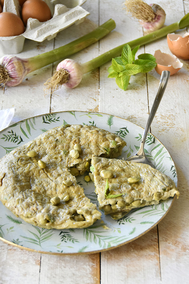 Tortilla de habitas con ajetes y menta