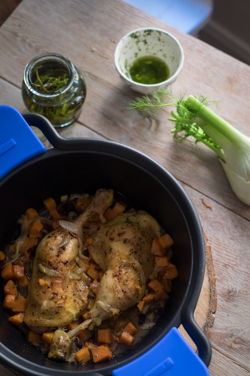 Muslos de pollo asados con boniato e hinojo