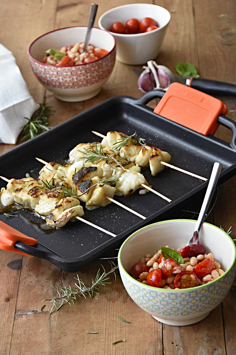 Ensalada de judias blancas con brocheta de bacalao