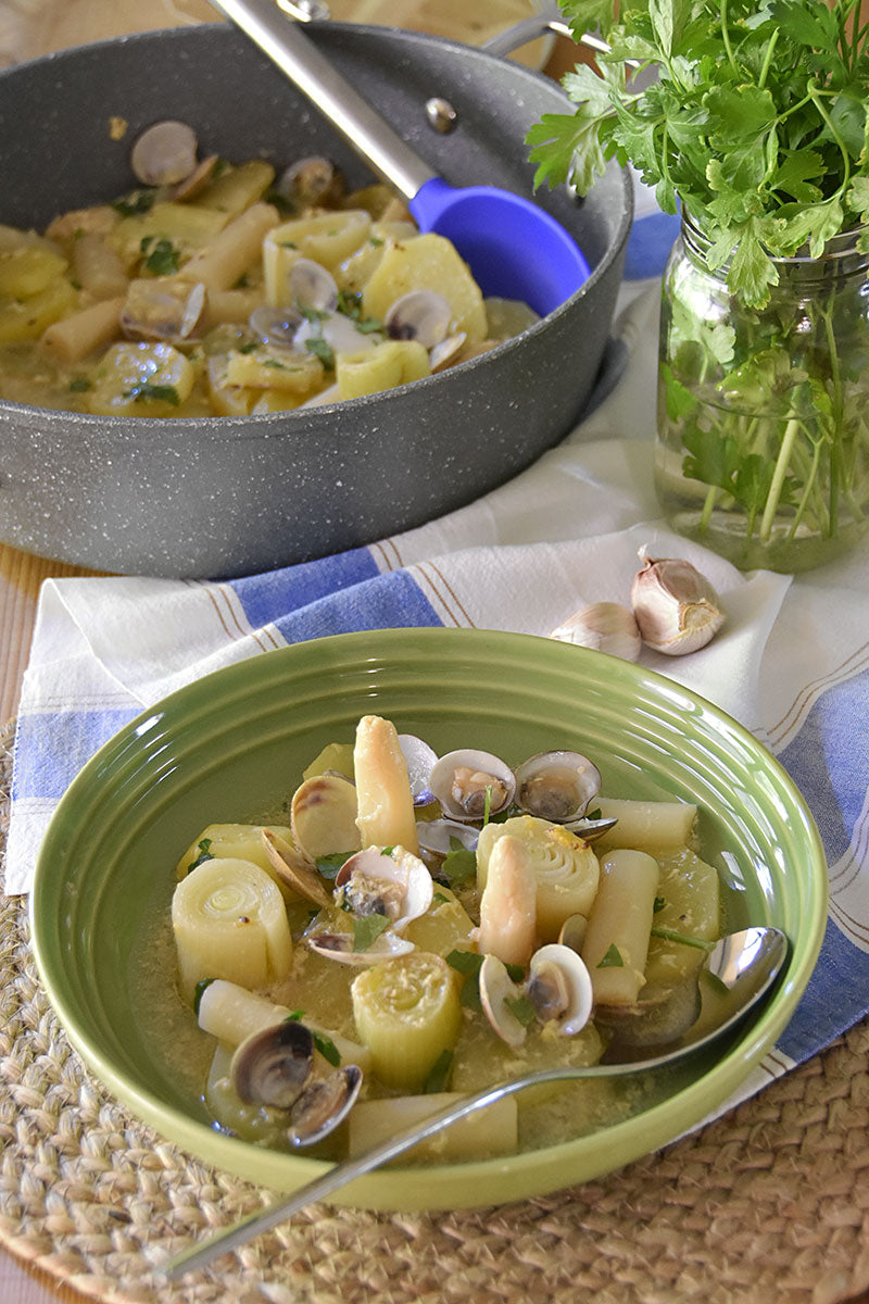 Guiso de almejas con espárragos y patatas