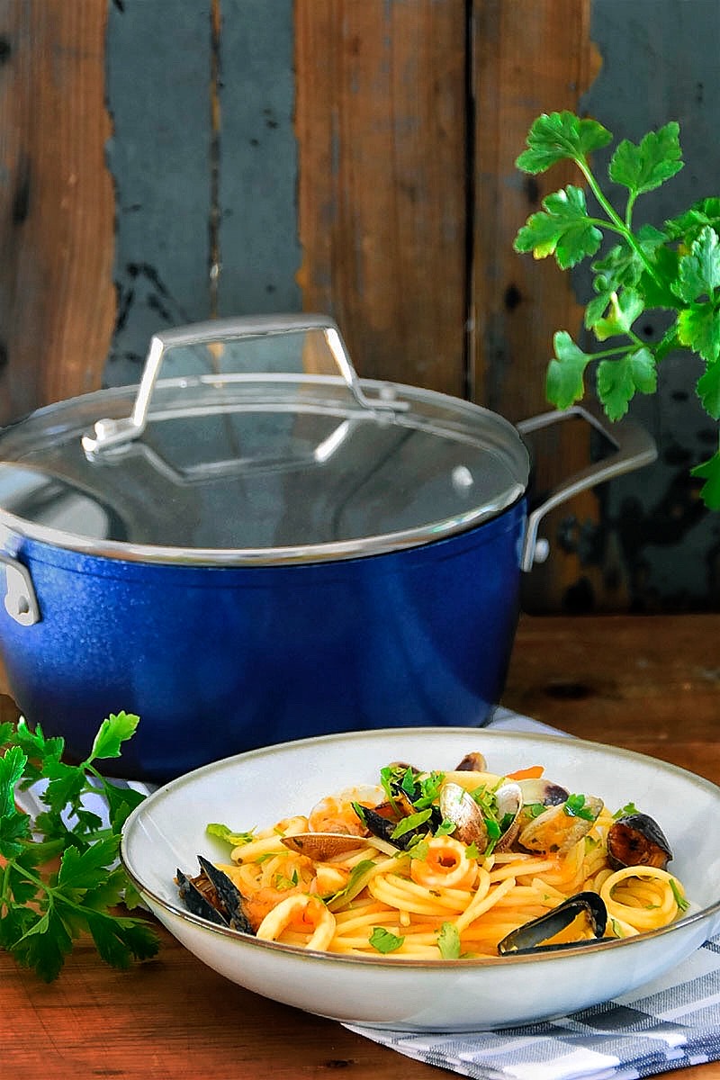 Espaguetis con calamar y marisco