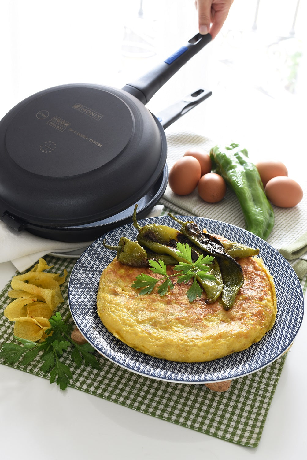 Tortilla de patatas chips con pimientos verdes