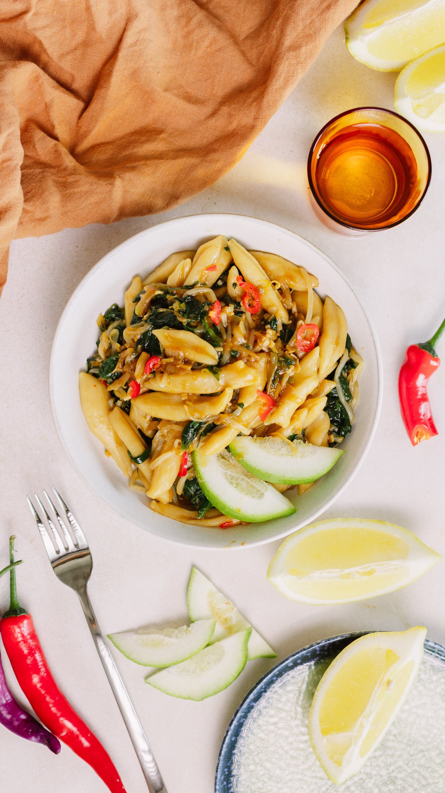Pasta a la tijera con verduritas y salsa asiática