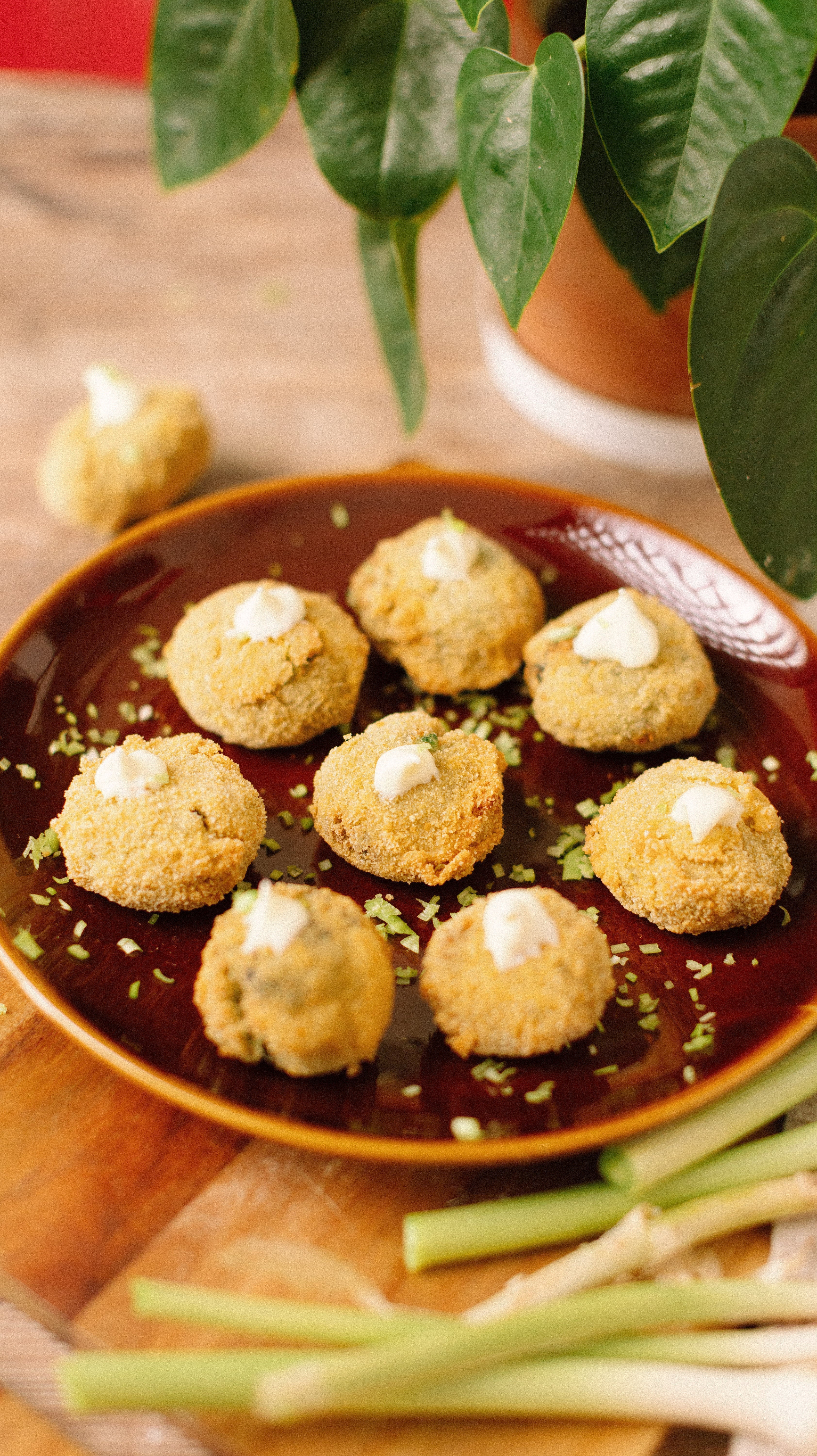 Croquetas cremosas de espinacas, pasas y ajos tiernos