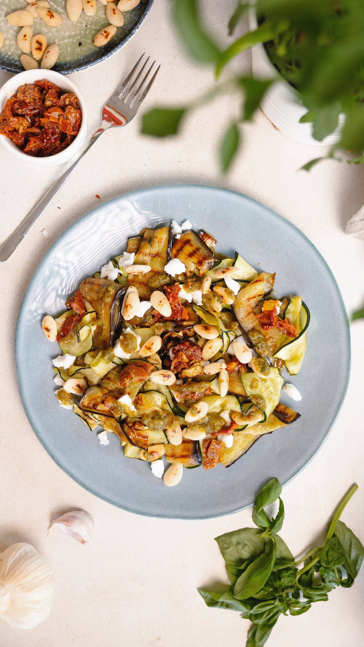 Ensalada templada con pesto y frutos secos