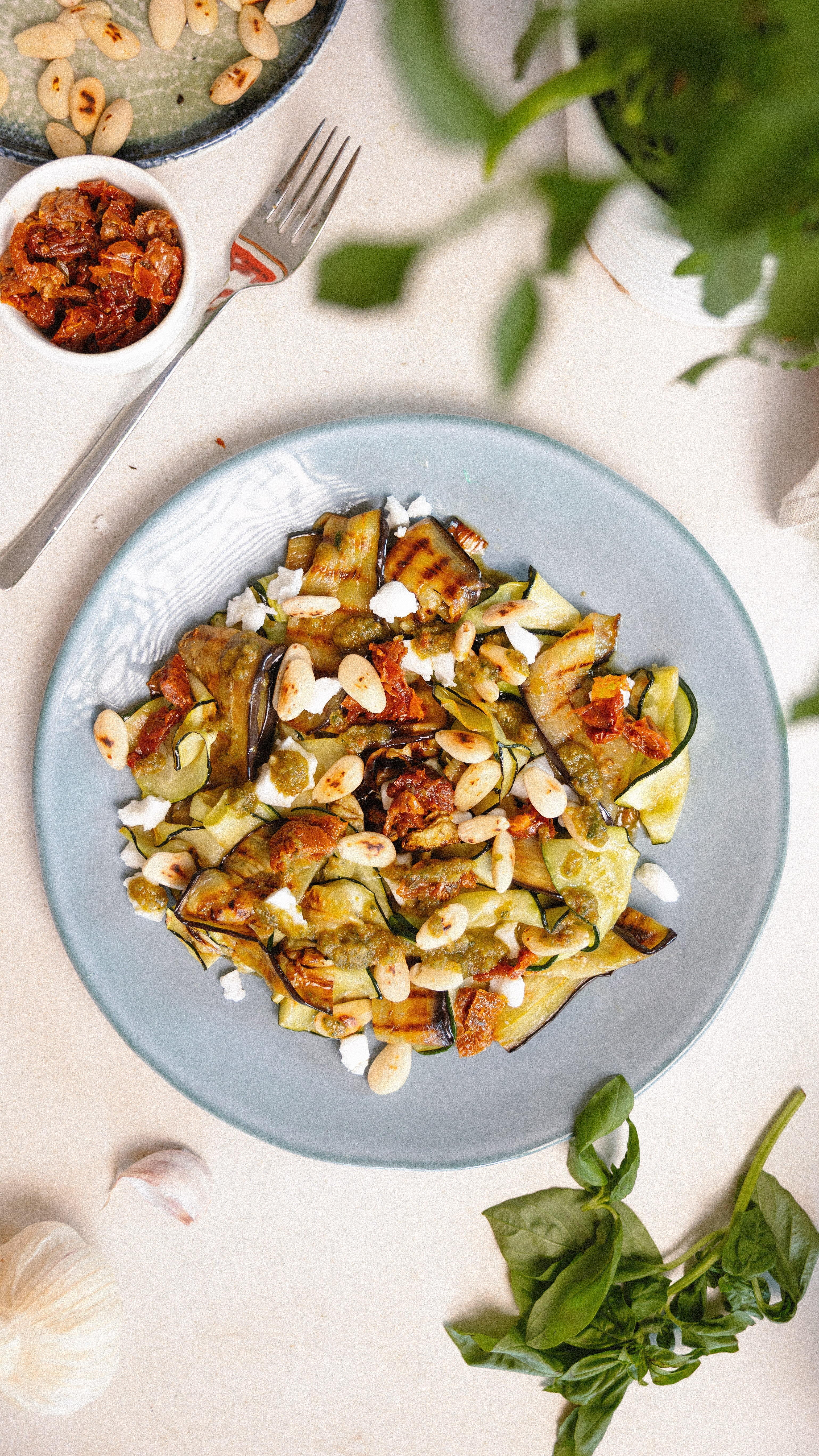Ensalada templada con pesto y frutos secos