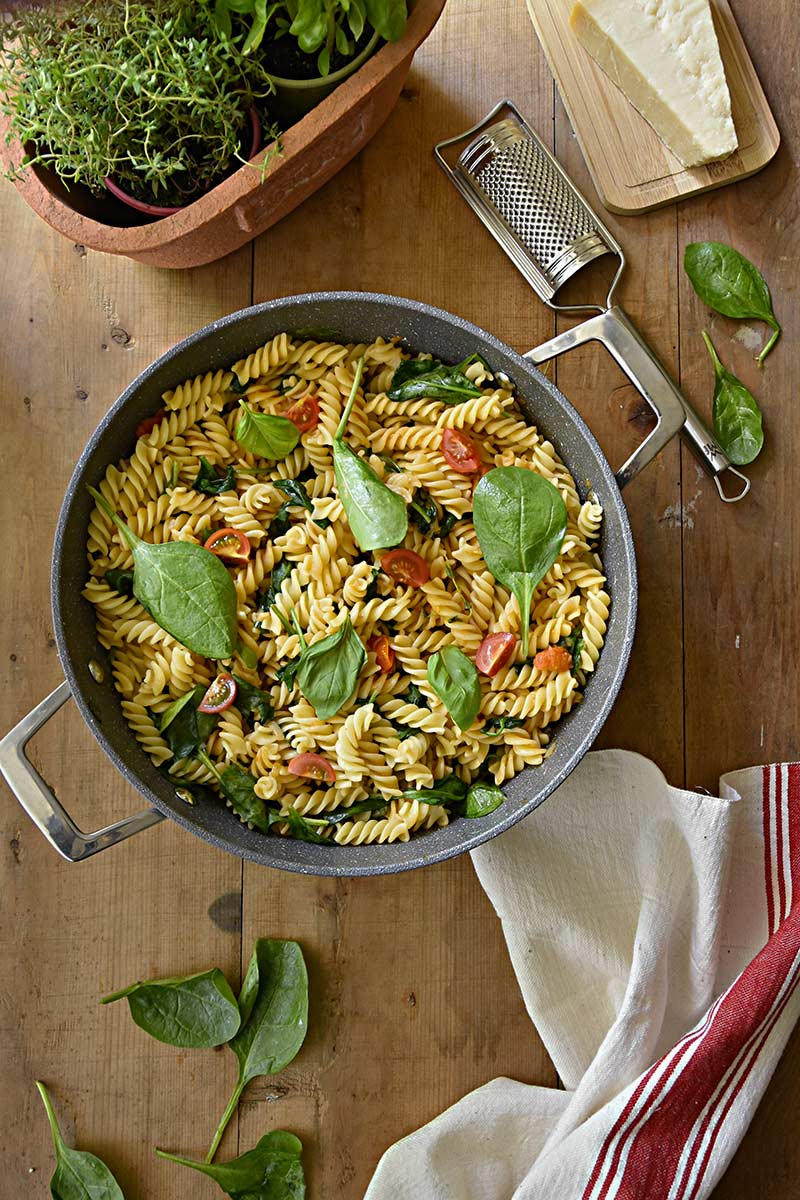 Pasta con espinacas y tomate