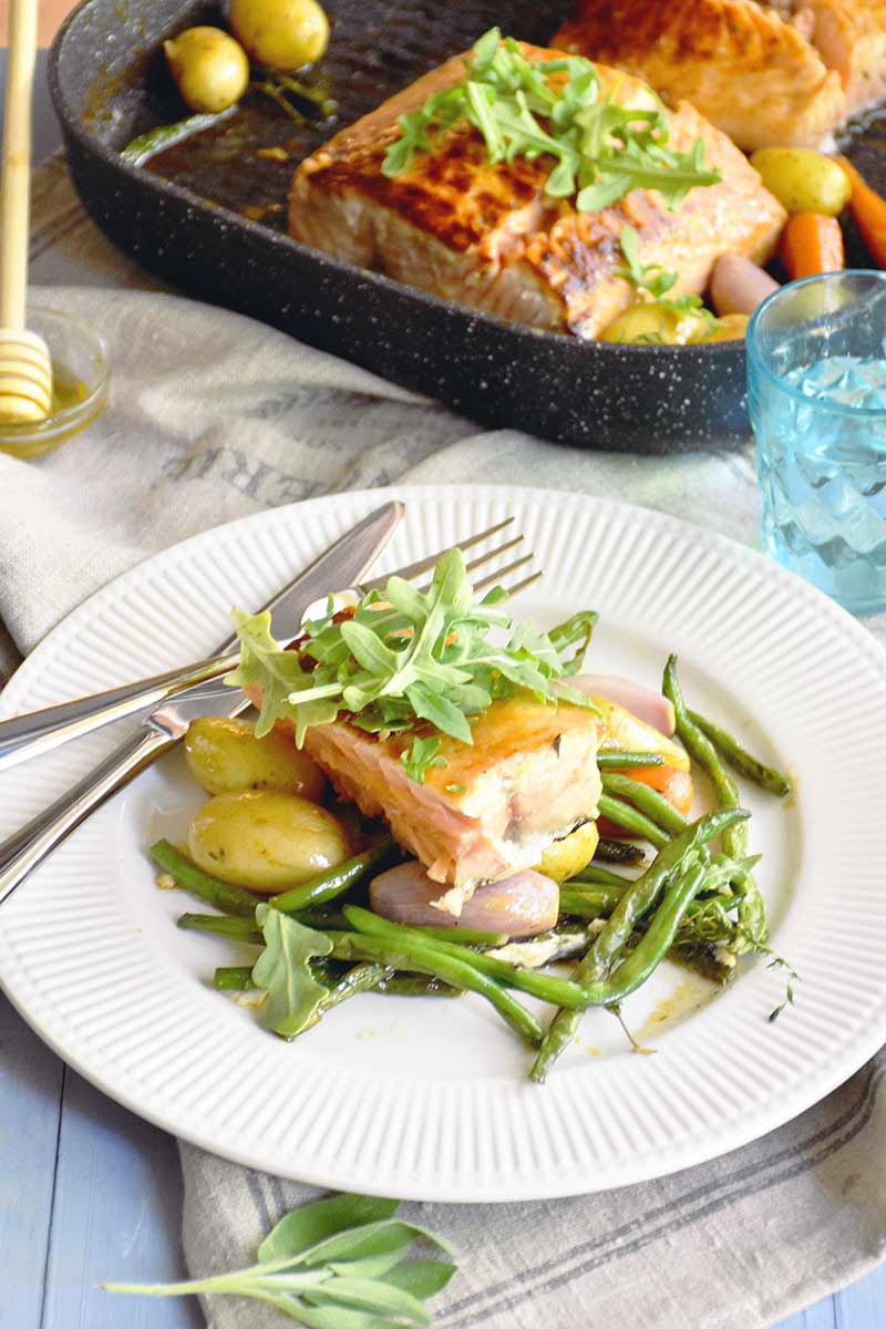 Salmón noruego a la plancha con verduras glaseadas