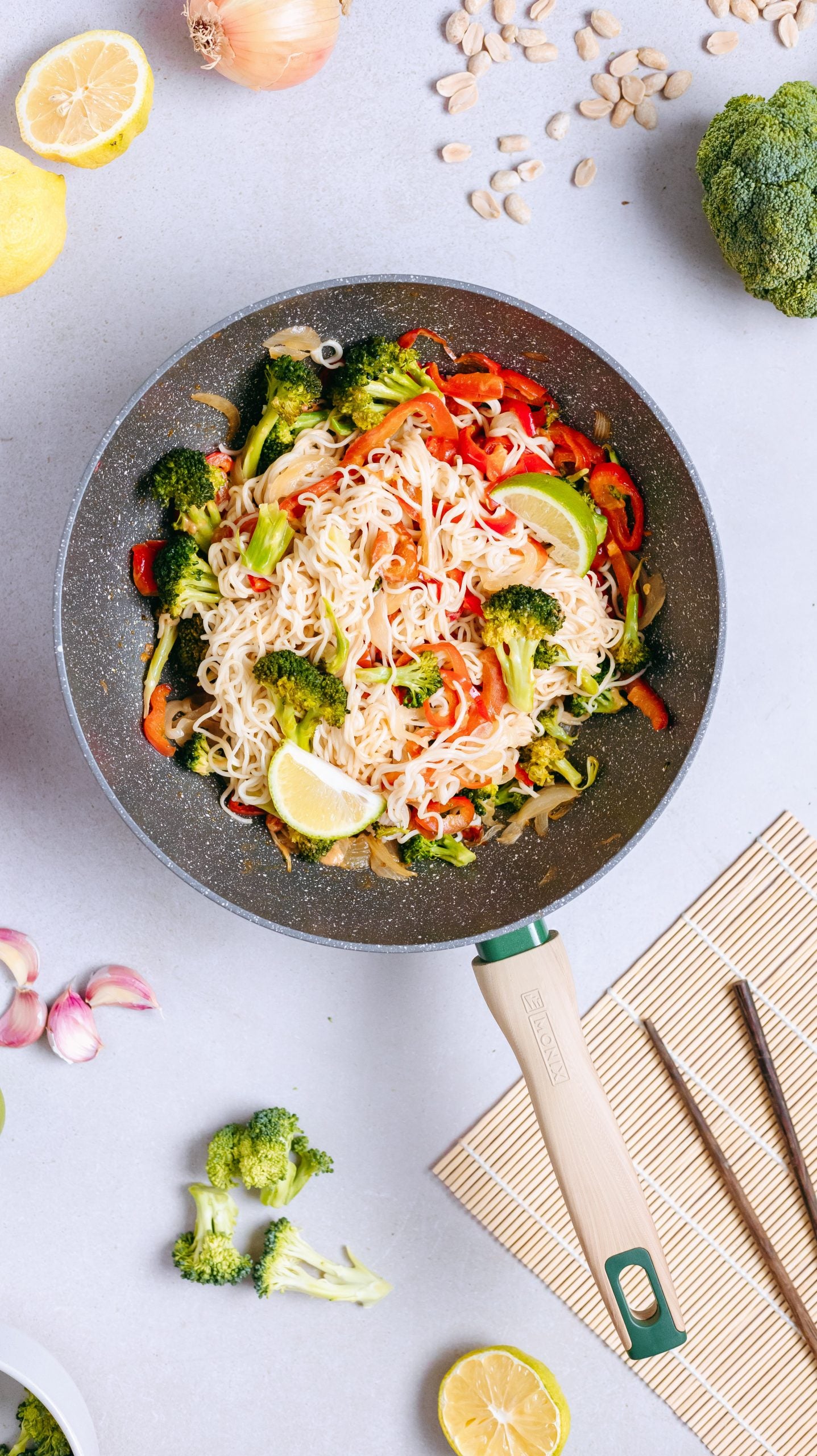 Wok de verduras con salsa de cacahuete
