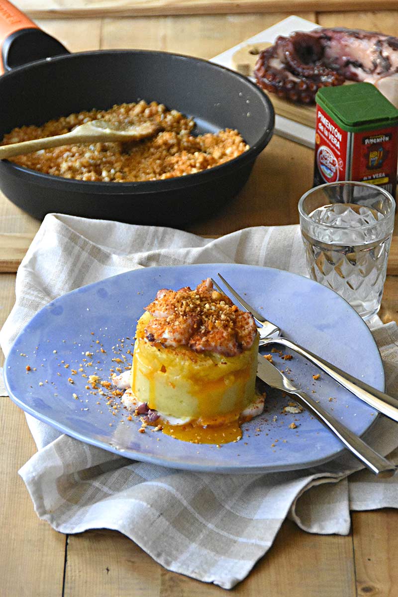 Coulant de patata y pulpo con crujiente de pimentón