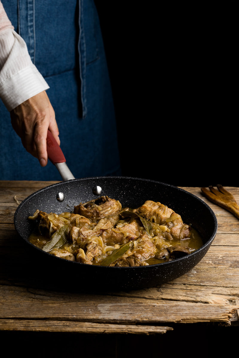 Guiso de conejo encebollado