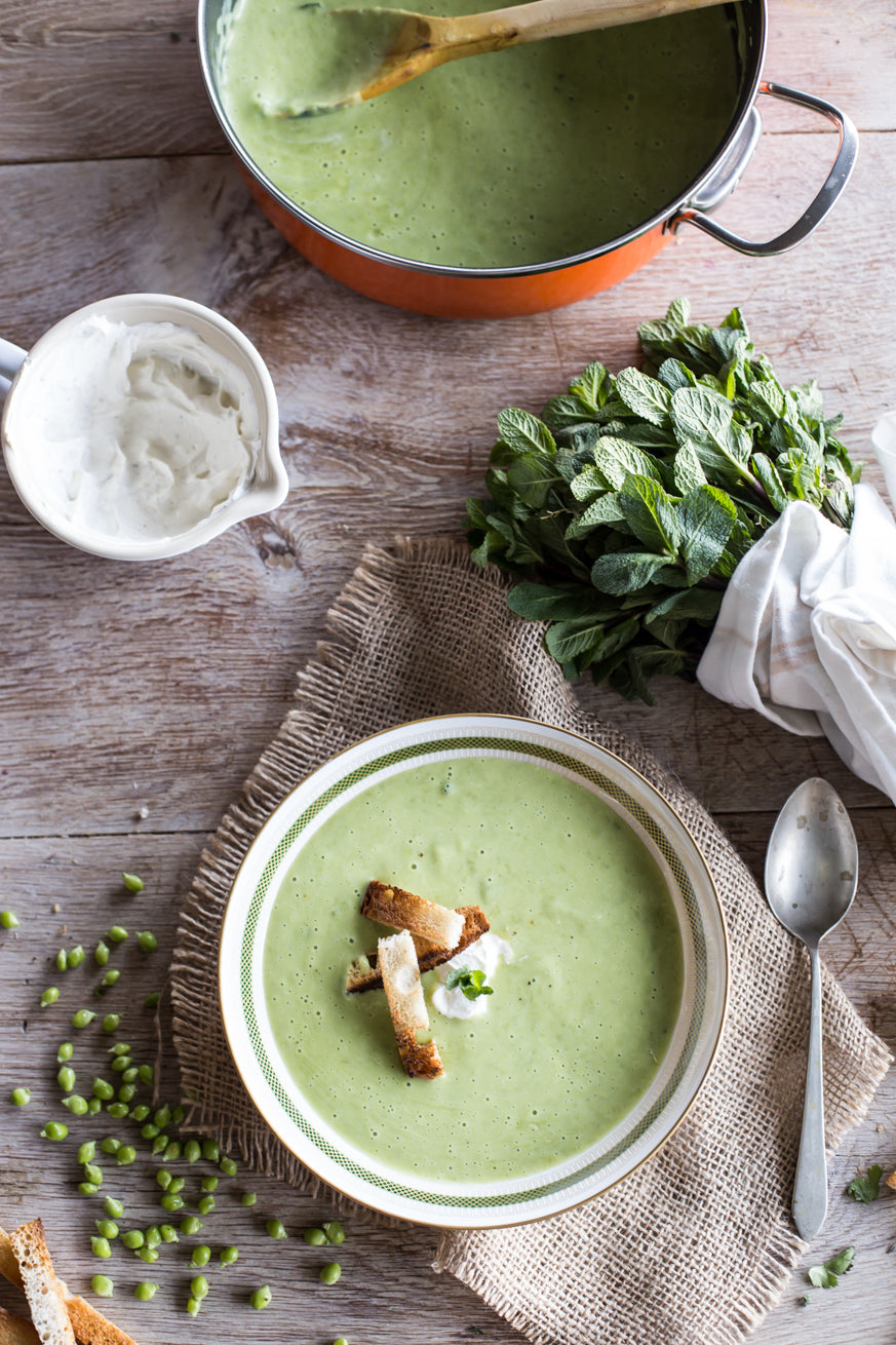 Crema de guisantes y menta con crema de pimienta