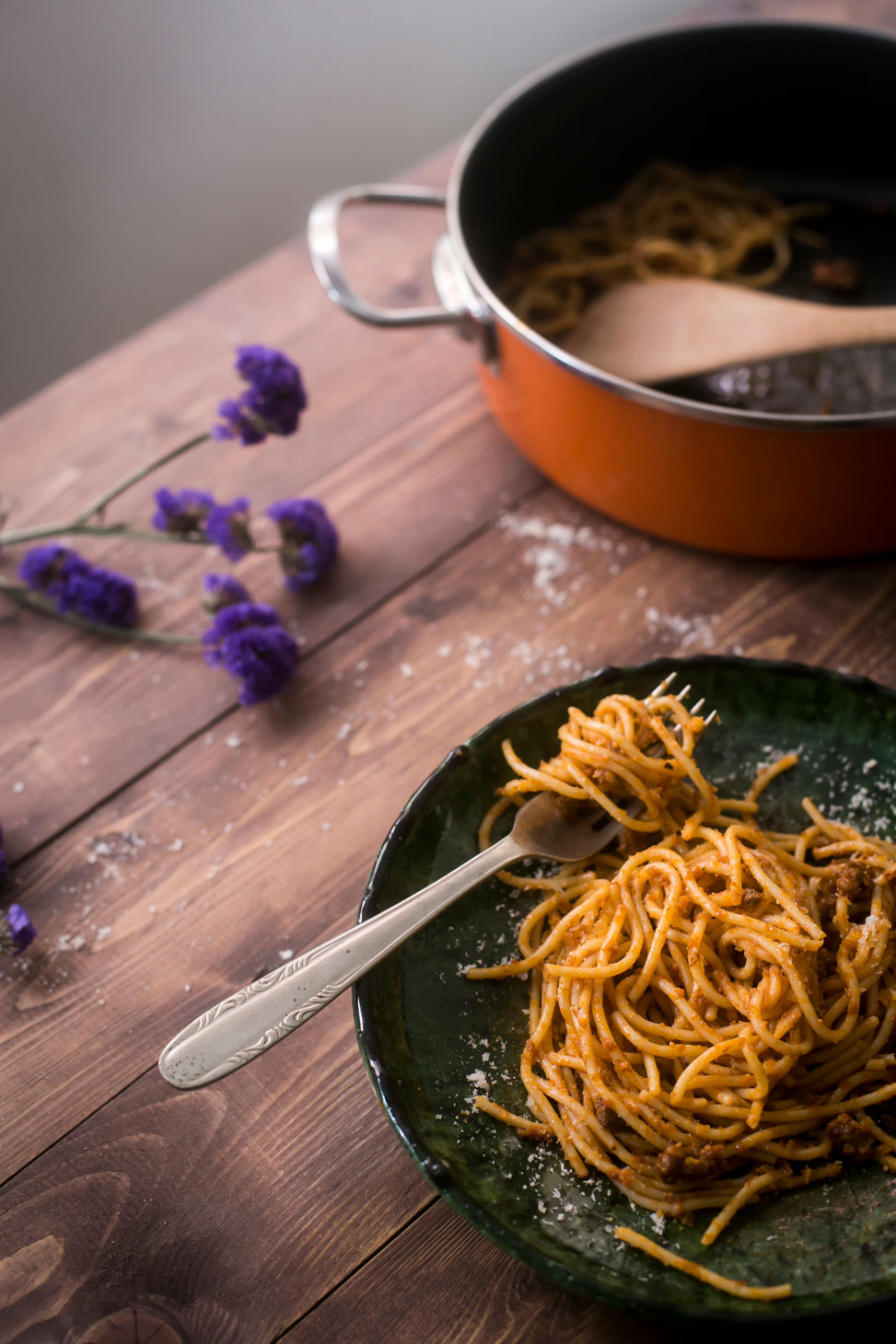 Spaghuetti con albóndigas de hinojo picadas y salsa de tomate y setas