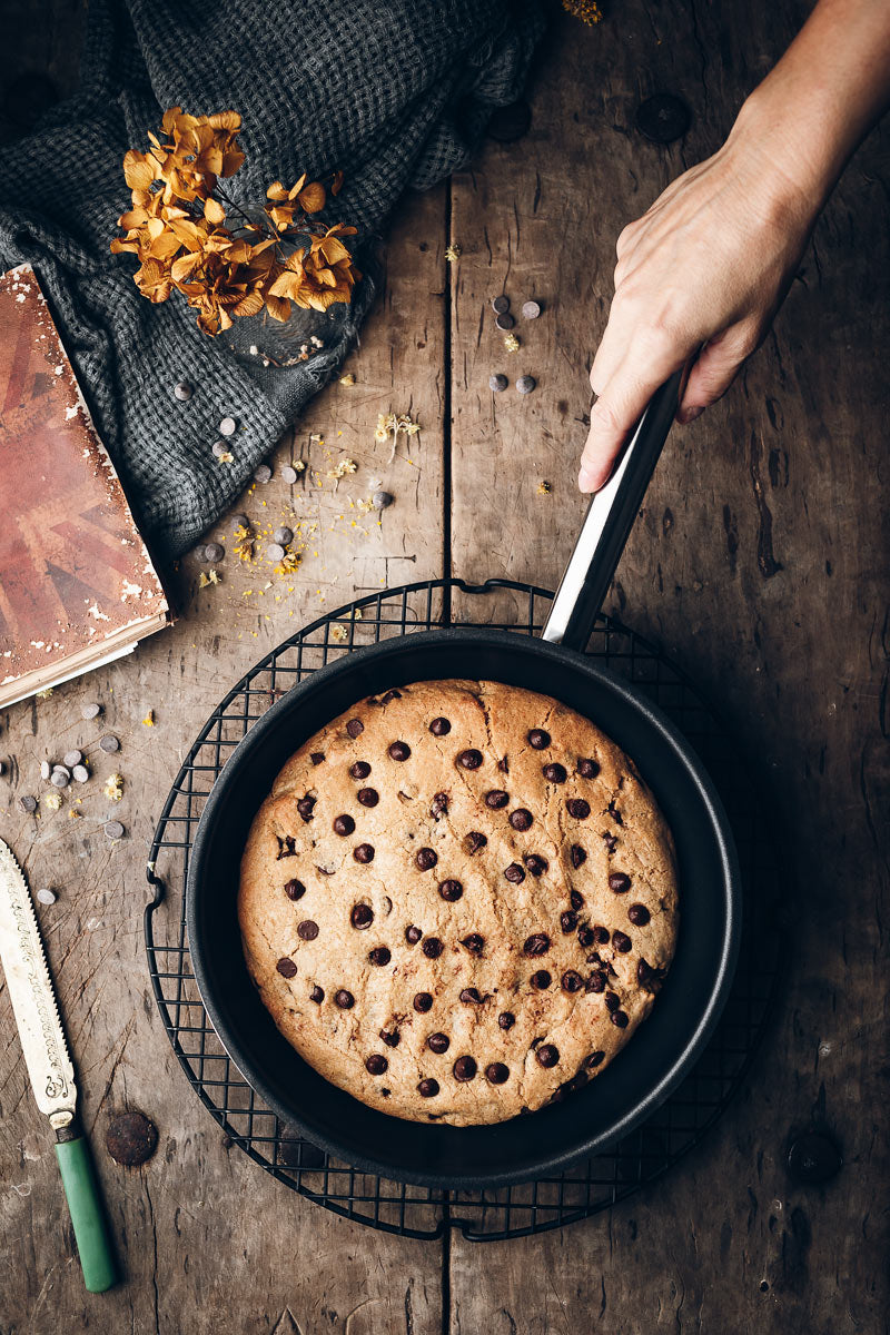 Galleta con chocolate en sartén