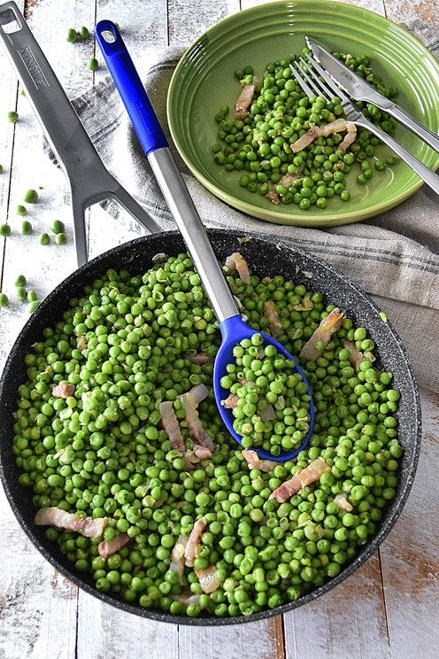 Guisantes con cebolla y tocino