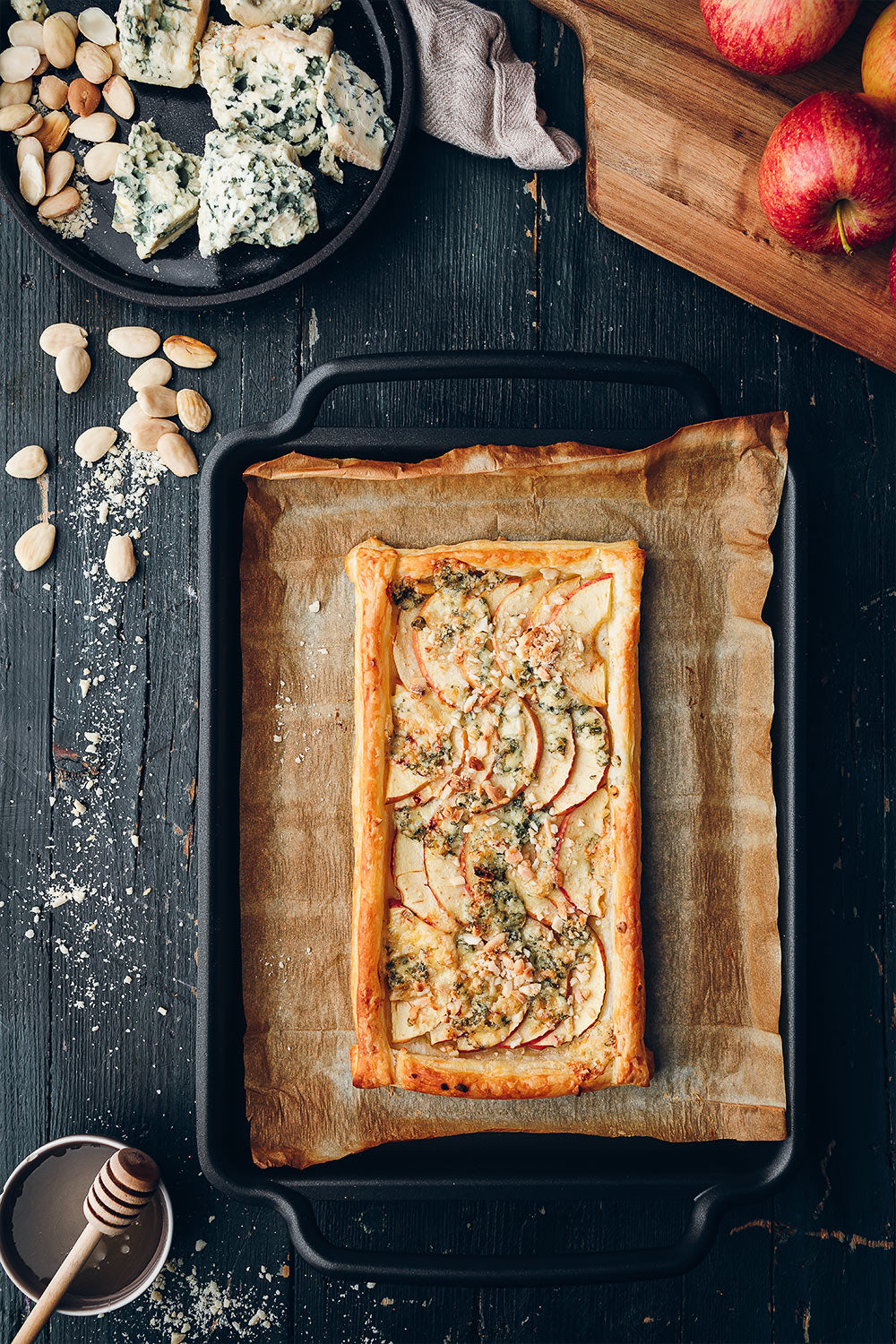 Hojaldre con manzana y queso azul