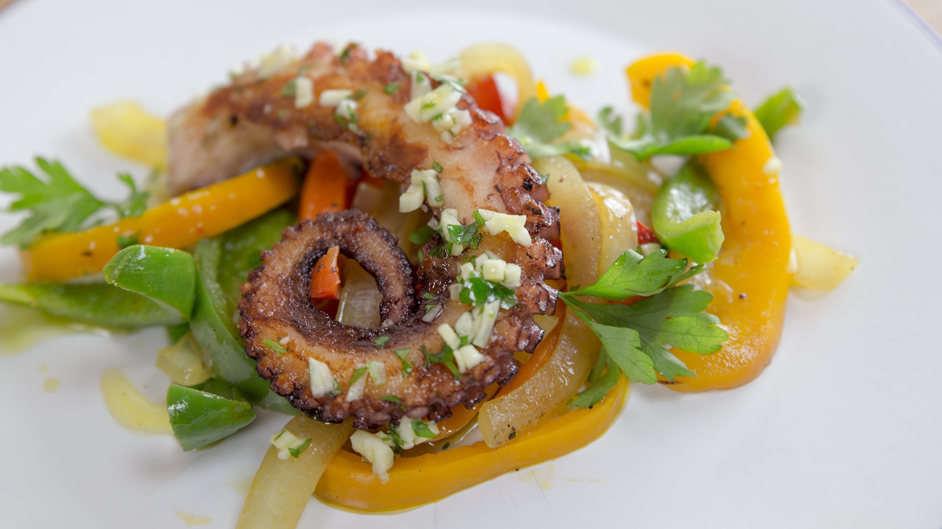 Mix de verduras al wok con pulpo a la brasa