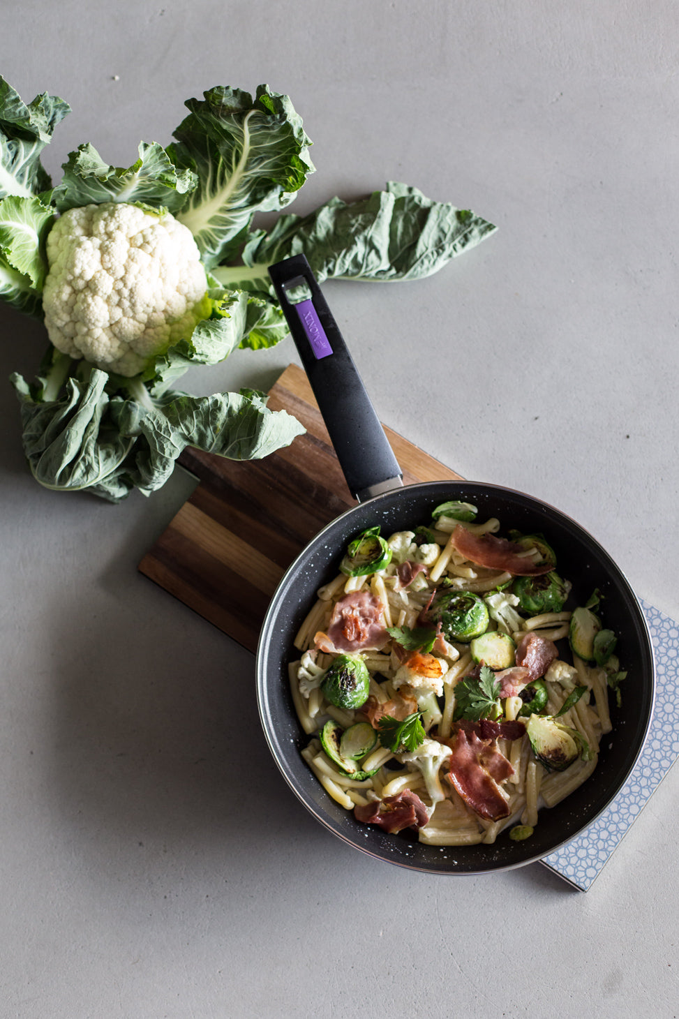 Pasta con coliflor y jamón crujiente