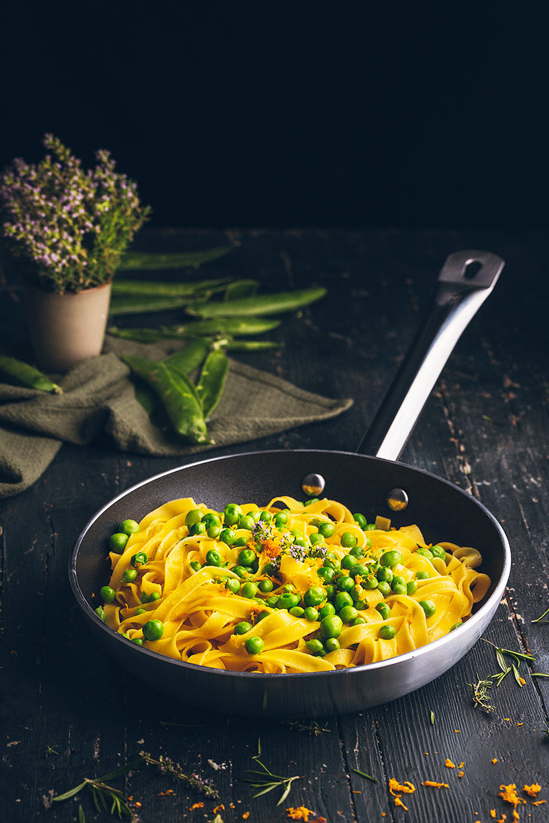 Pasta con guisantes y mantequilla de naranja
