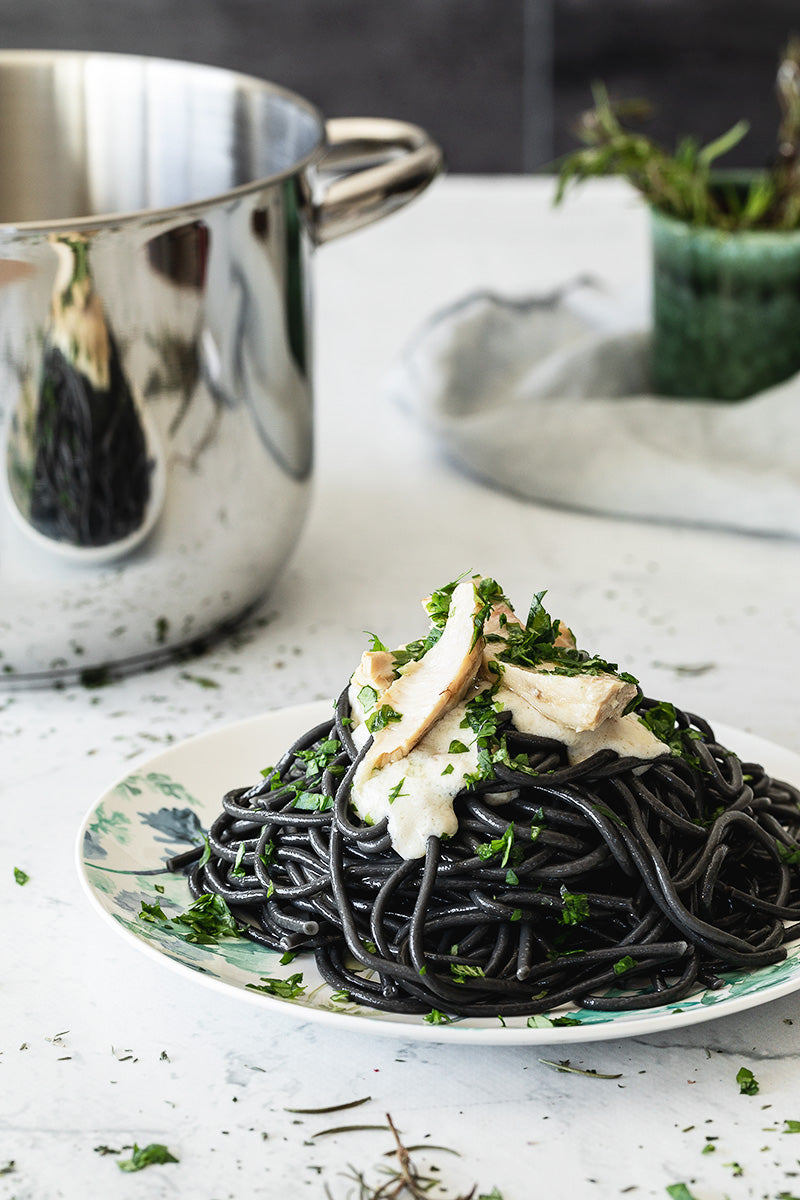 Pasta nero di sepia con salsa de queso y gambas