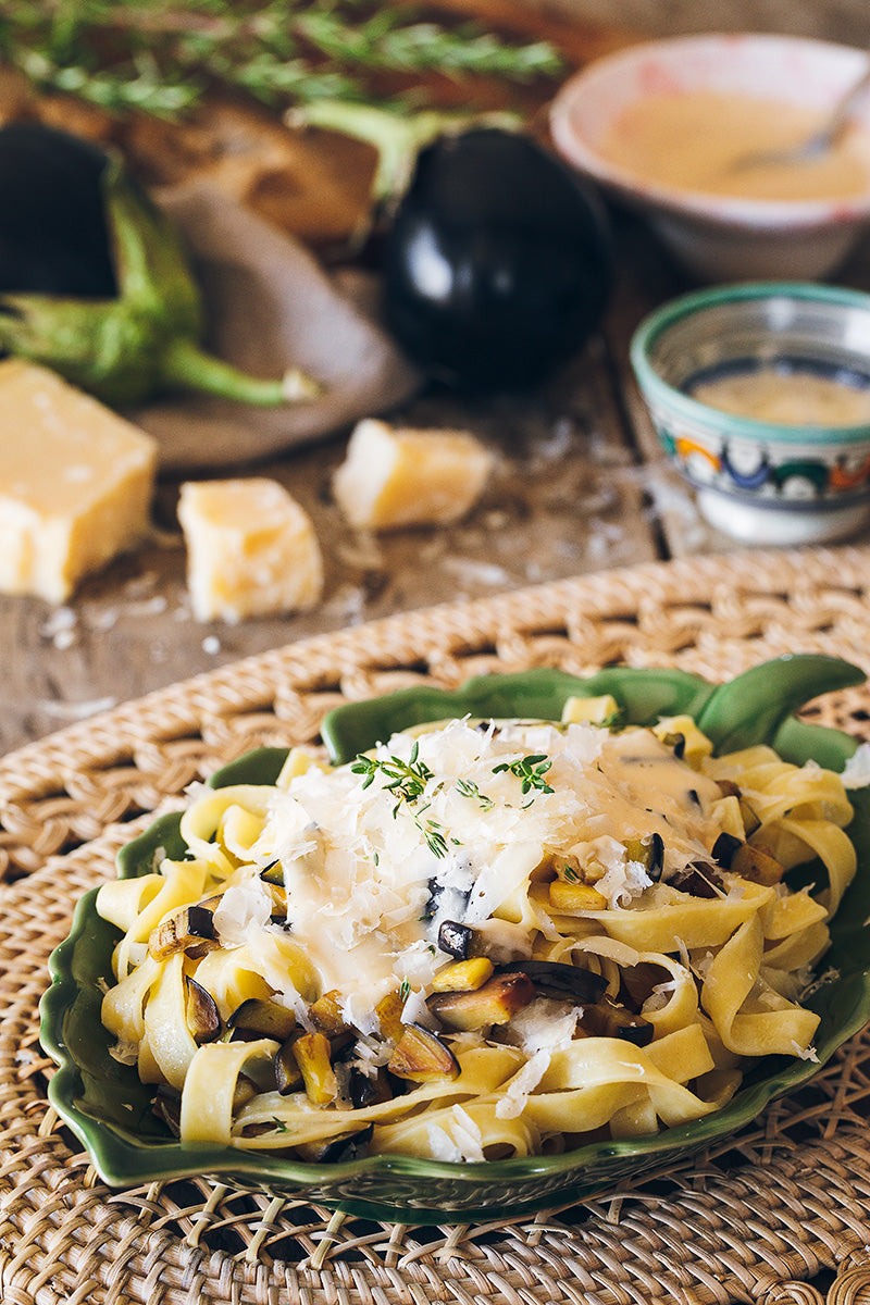 Pasta fresca con berenjenas y salsa de parmesano