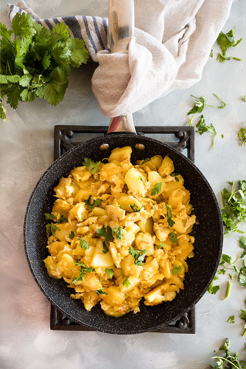 Patatas con huevos a la griega