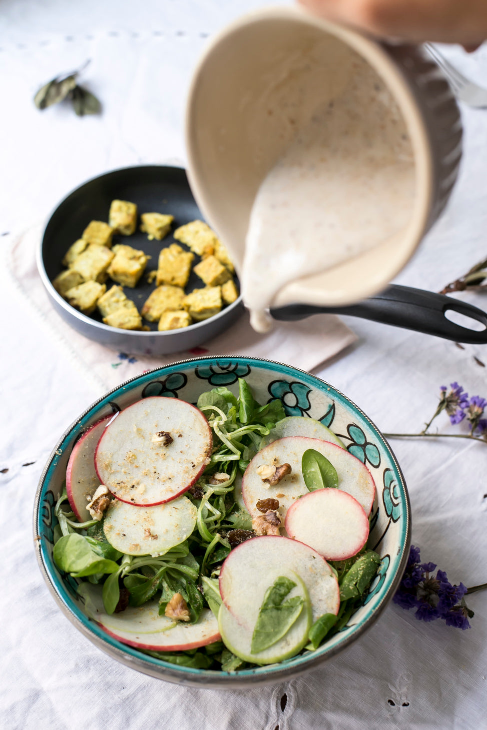 Ensalada de manzanas y tofu con vinagreta de requesón de cabra