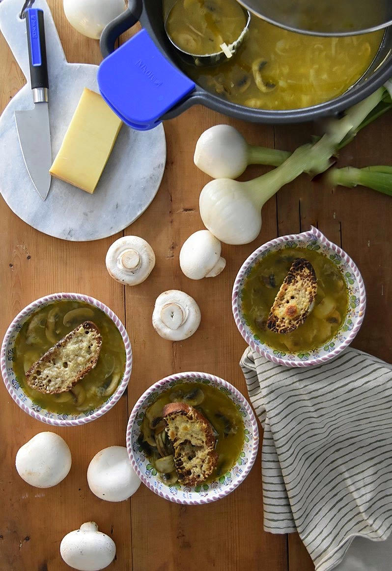 Sopa de cebolla con champiñones