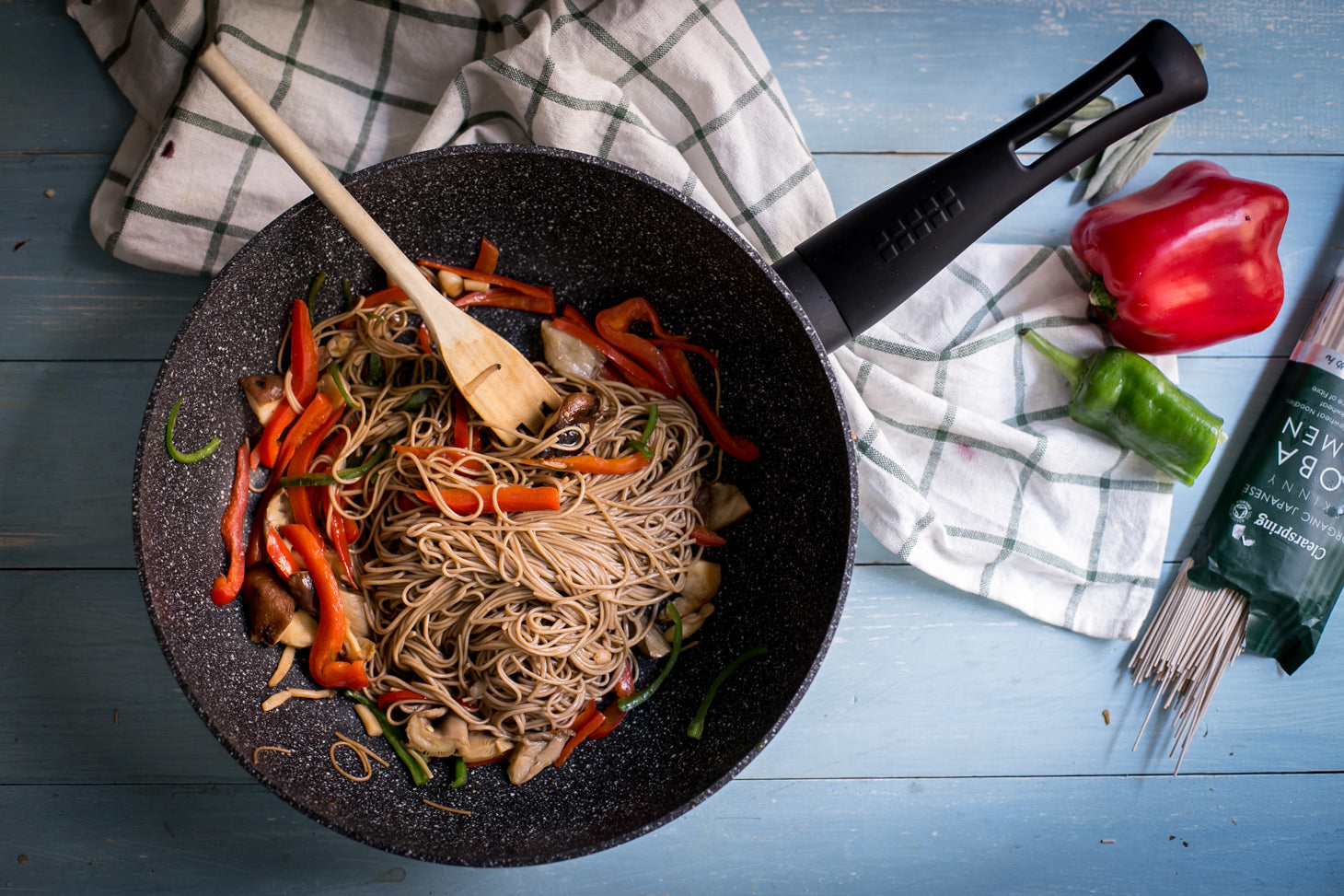 Fideos soba con setas japonesas y pimientos al wok
