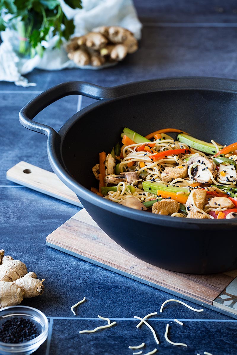 Wok de fideos con pollo y verduras