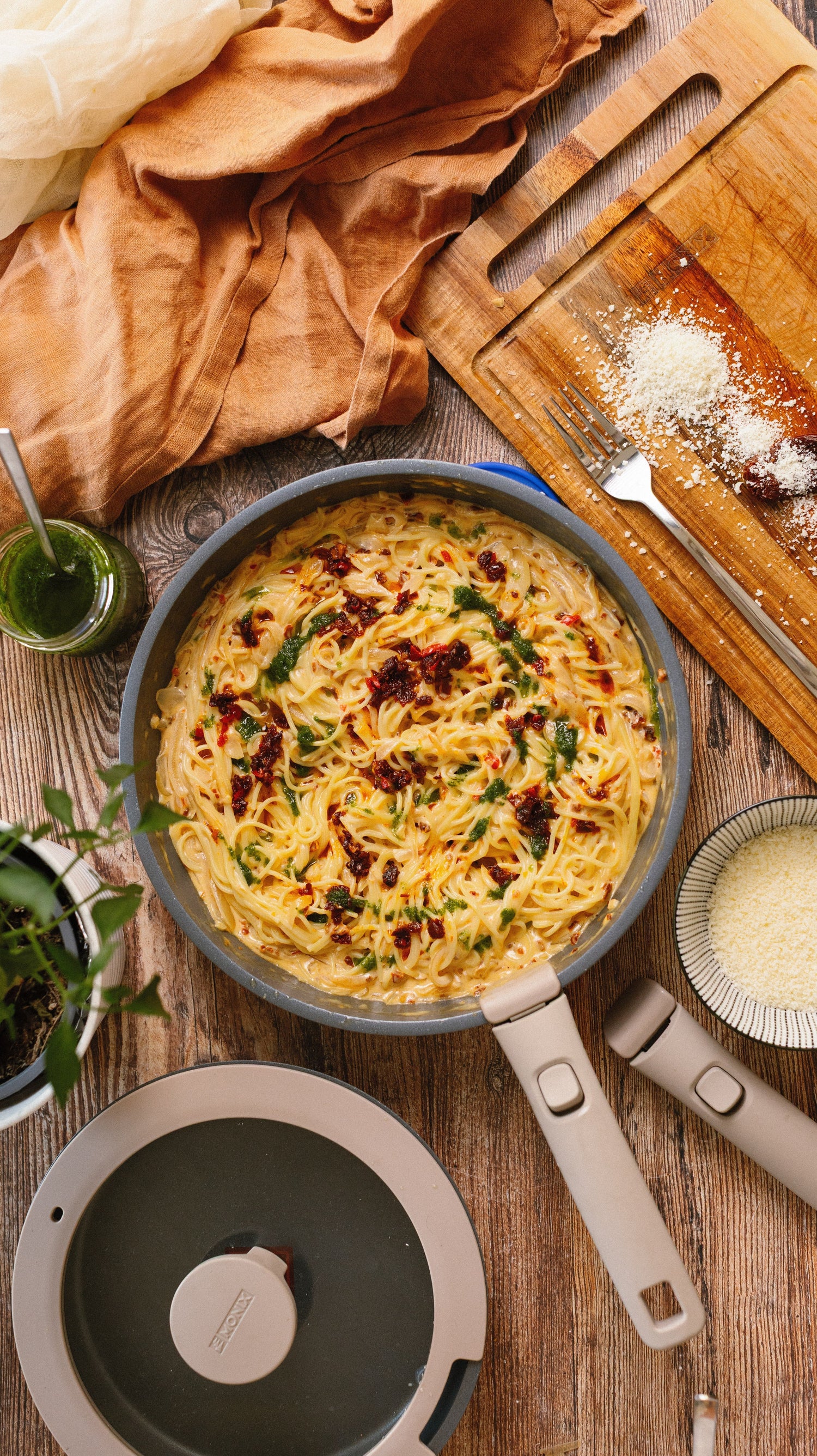 Pasta cremosa con tomates secos y parmesano
