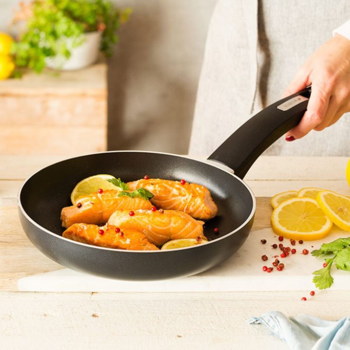 Resistent Plus Frying Pan